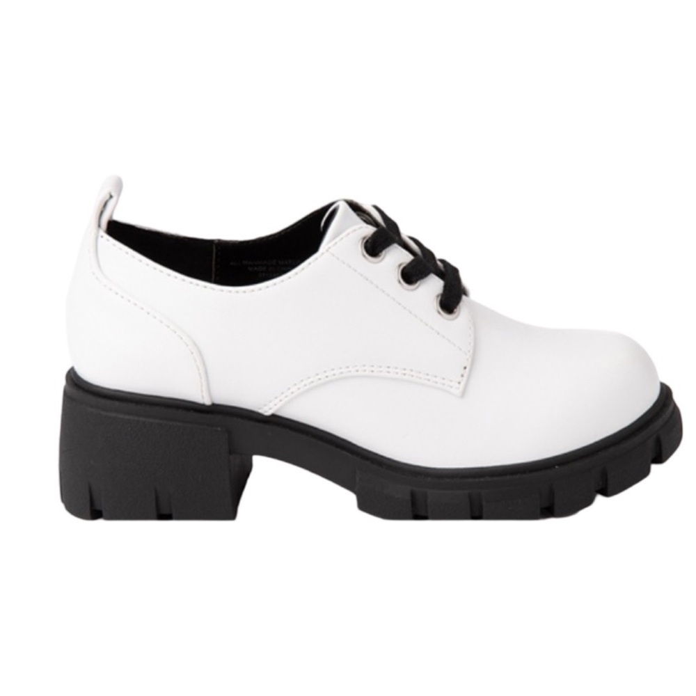 NIB Sarah-Jayne Jolene Lugged Oxford Casual Shoe
Size 6